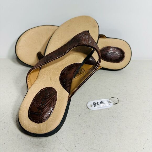 BOC Born Brown Embossed Faux Leather Sandals Flip Flops Womens Size 9 - Picture 1 of 7